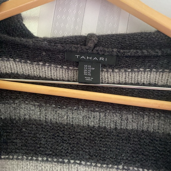 XS TAHARI wool blend hooded sweater - Picture 2 of 8